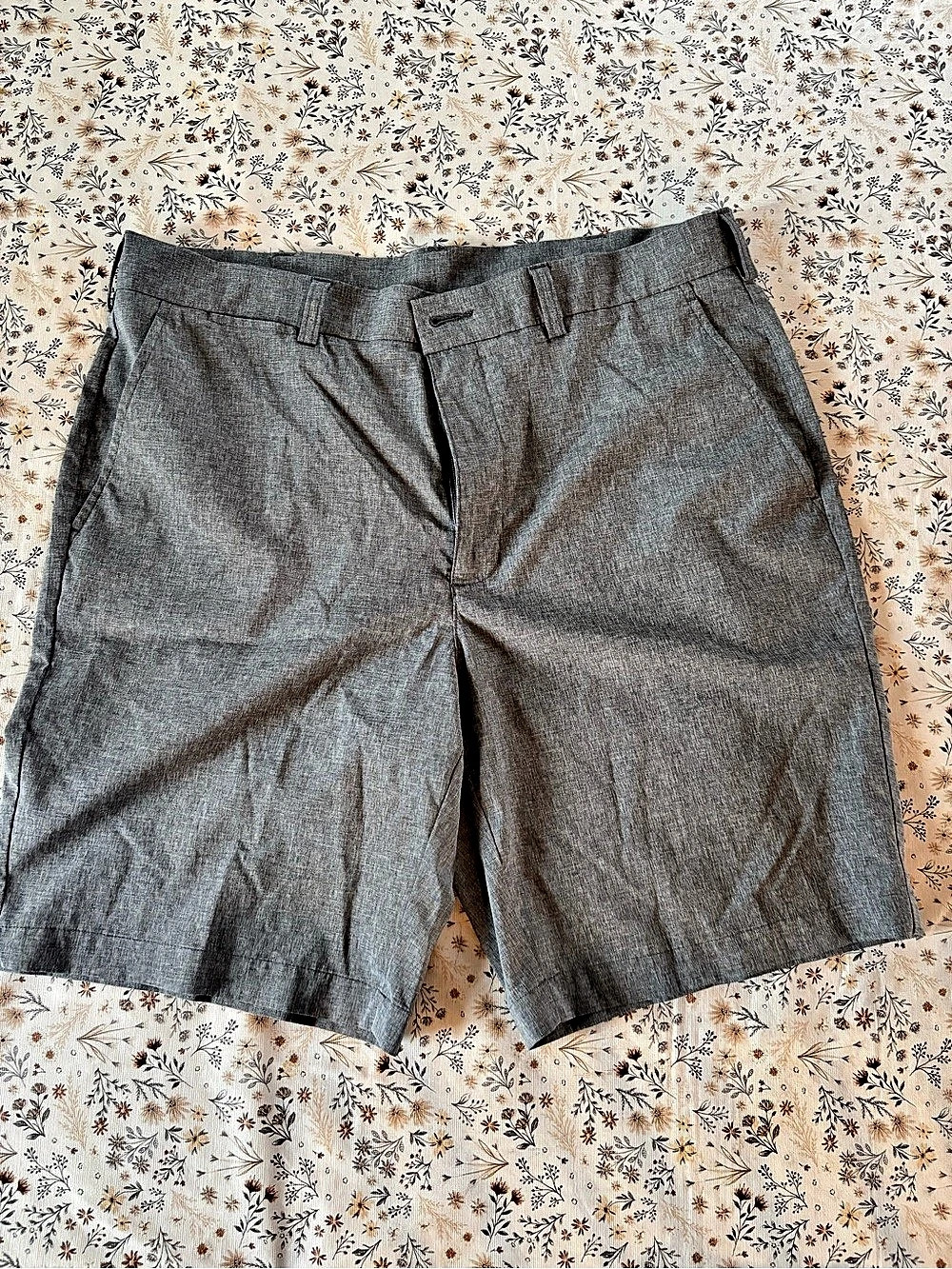 PGA TOUR Men's Flat Front Shorts in Gray Size 36 Like New